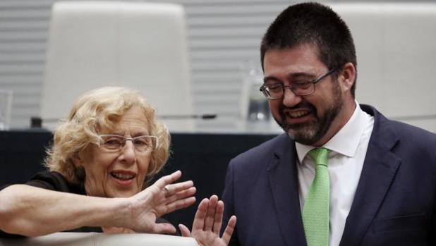 La alcaldesa de Madrid, Manuela Carmena, y el delegado de Economía y Hacienda, Carlos Sánchez Marto