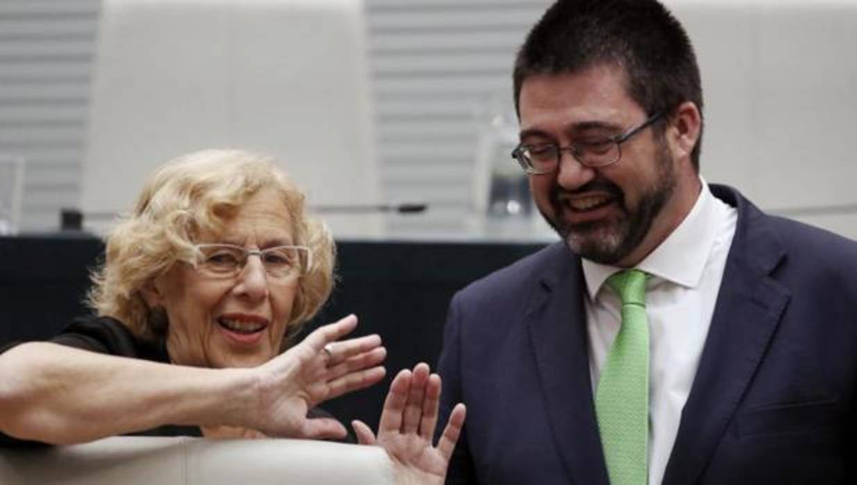 El concejal de Economía y Hacienda de Ahora Madrid, Carlos Sánchez Mato, conversa con la alcaldesa de Madrid, Manuela Carmena, hace justo un mes