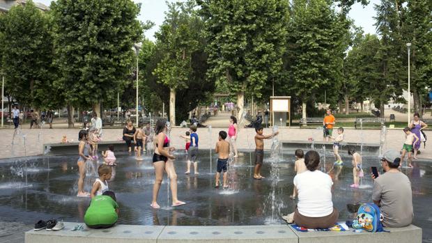Niños se refrescan en las fuentes de Salamanca ante las altas temperaturas