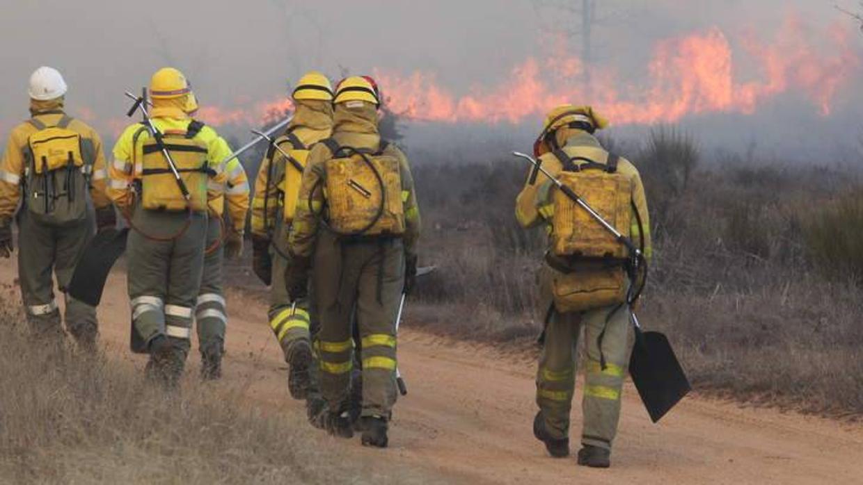 Imagen de archivo de una cuadrilla de extinción de incendios