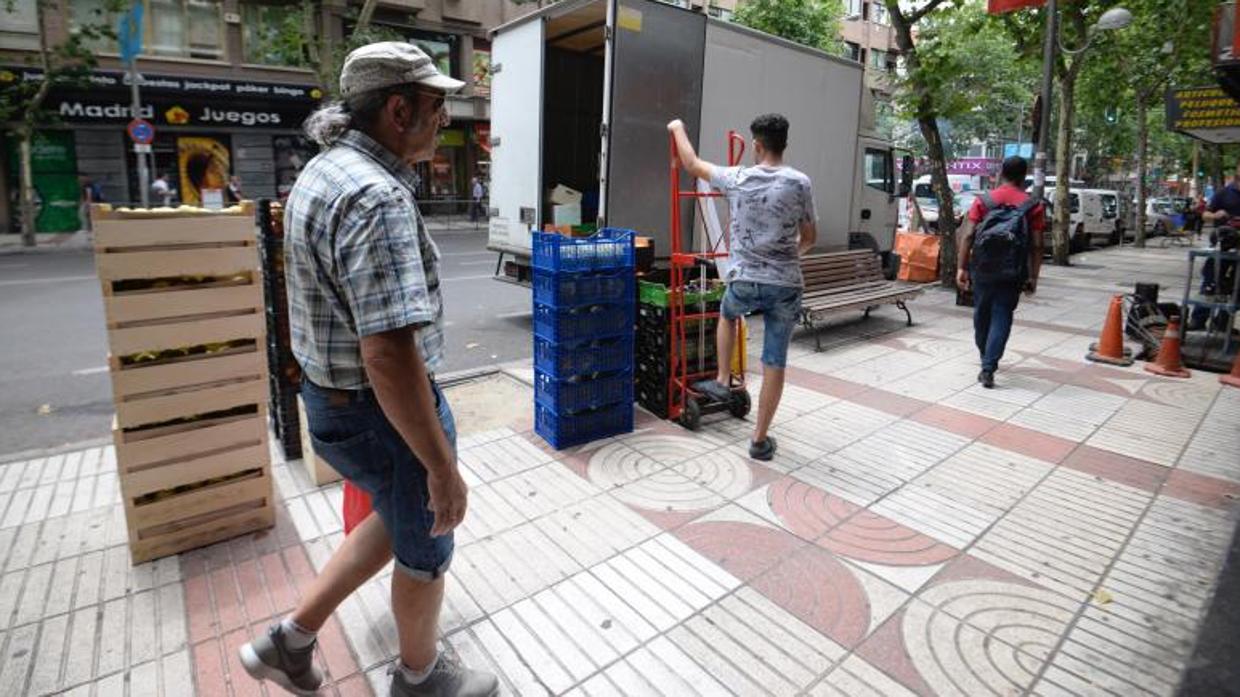 Carga y descarga de una frutería, ayer, cerca de la calle de Arturo Soria