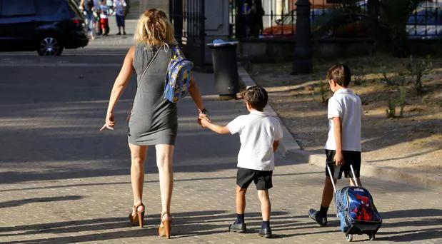 Una madre recoge a sus hijos del colegio