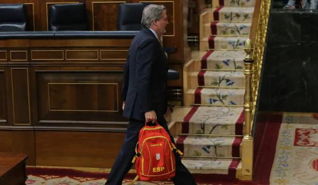 Méndez de Vigo sorprende al Congreso con una mochila del equipo paralímpico español