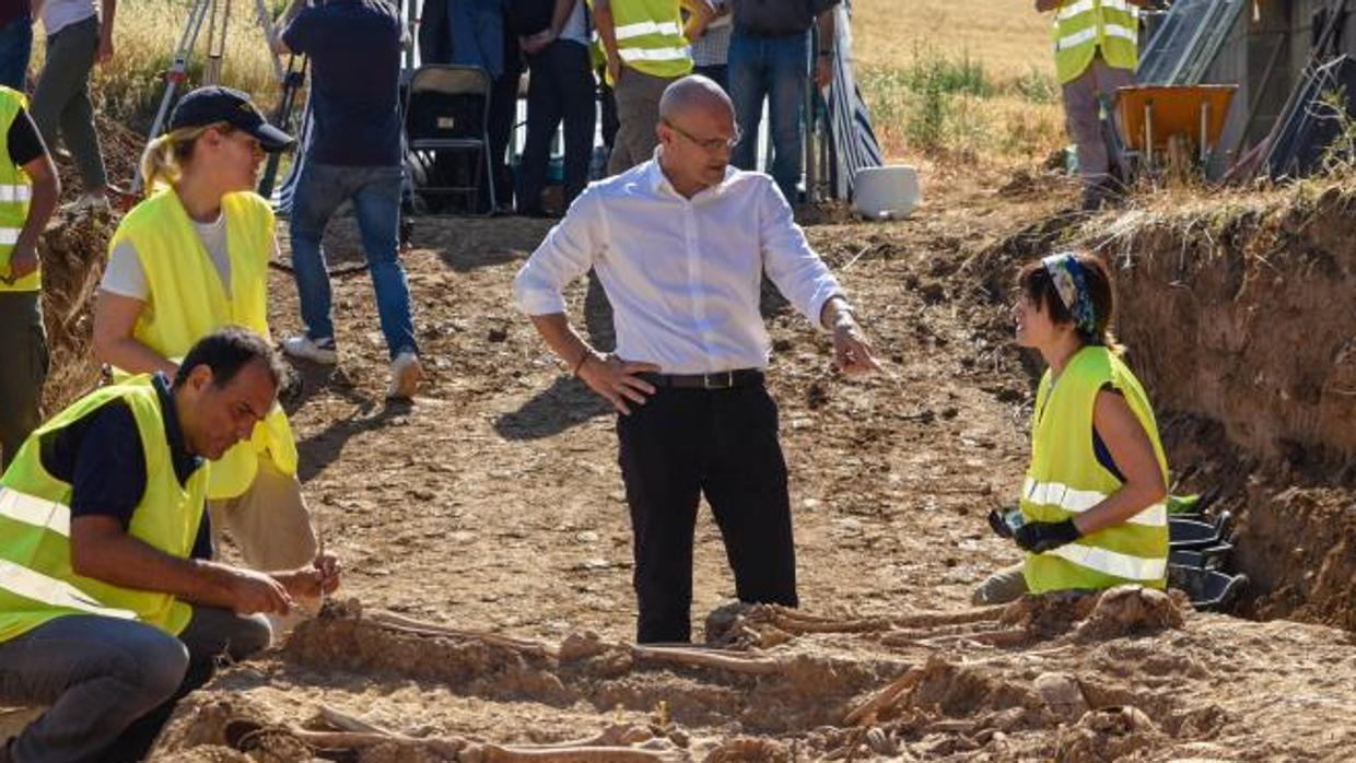 Romeva, esta mañana durante su visita a una fosa común