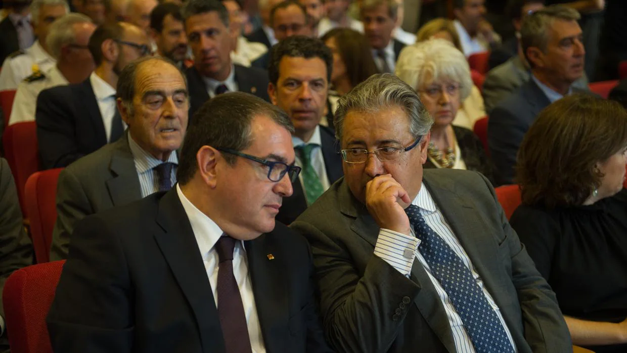 El ministro Zoido, junto al conseller de Interior, Jordi Jané