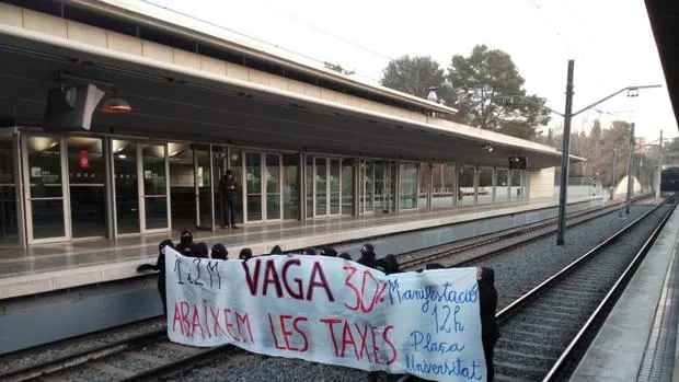 Universitarios de la UAB protestan en los accesos ferroviarios al campus contra las elevadas tasas