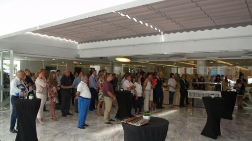 Público en la apertura de las instalaciones del hotel