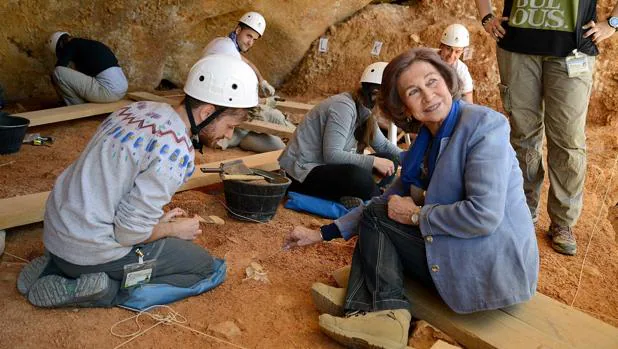 La Reina Sofía, durante la visita a los yacimientos de Atapuerca en 2016