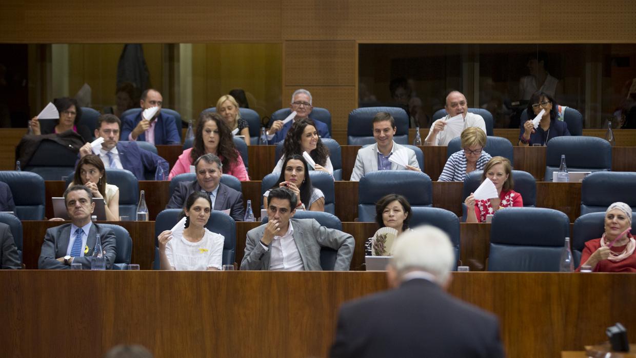 El consejero Sánchez Martos, frente a la bancada del PSOE en la Asamblea de Madrid