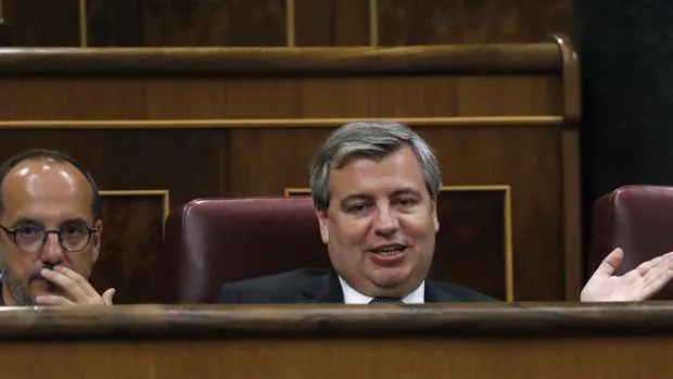 El diputado del PDeCAT Jordi Xuclá interviene desde su escaño durante el pleno del Congreso