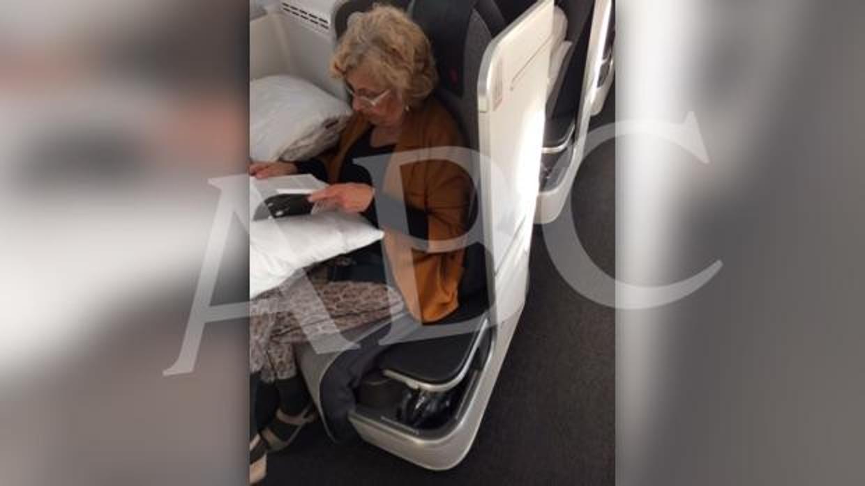 Manuela Carmena viajó en «businnes» a su regreso de Canadá