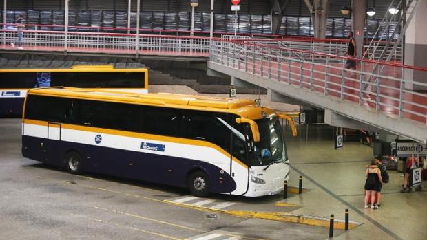 Estación de autobuses de Santiago de Compostela, un día ordinario de actividad