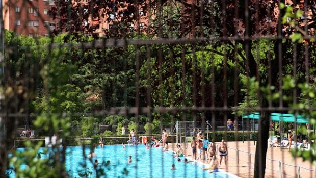 Imagen de archivo de una piscina municipal de Madrid