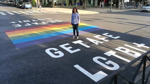 La alcaldesa de Getafe, Sara Hernández, en uno de los «pasos de cebra gay»