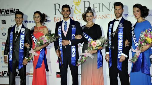 Los ganadores del certamen junto con los finalistas