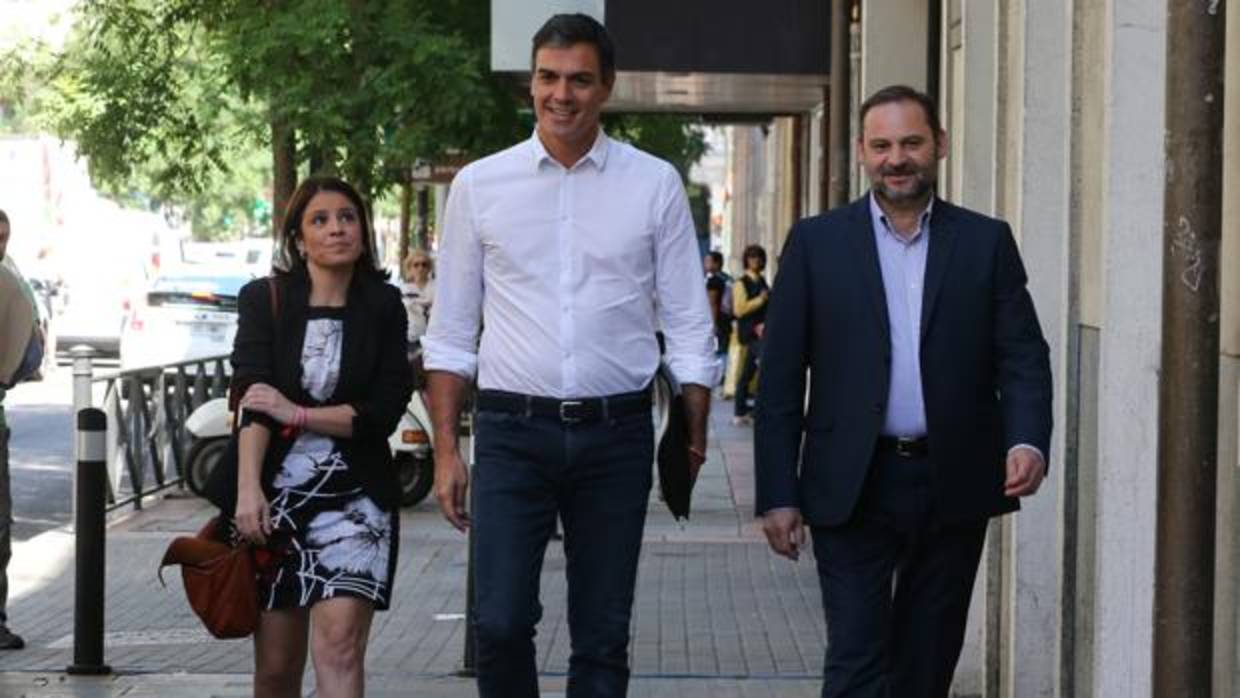 Pedro Sánchez flanqueado por Adriana Lastra y José Luis Ábalos