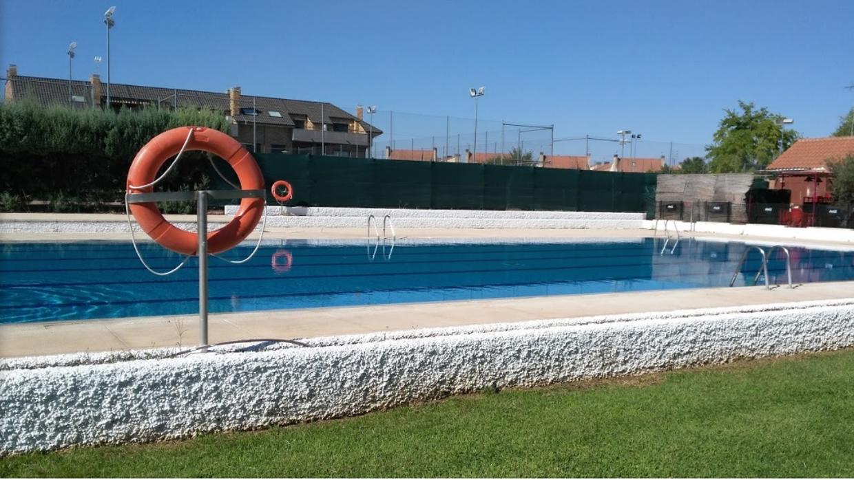 Piscina de Torrejón de Velasco, con el bar robado por los jóvenes «okupas» al fondo