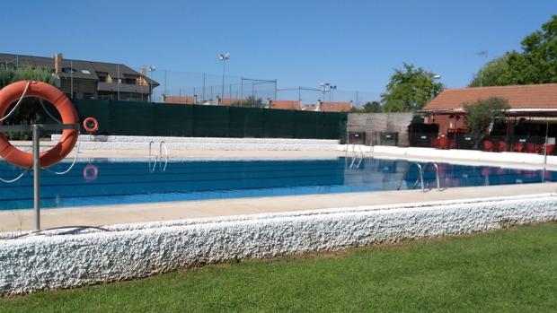 Okupas, ladrones y torpes: roban el bar de una piscina y dejan un reguero de granos de café hasta su guarida