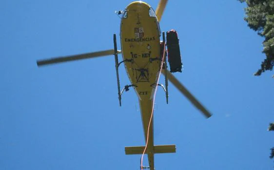 Un helicóptero del grupo de rescate de Emergencias Castilla y León