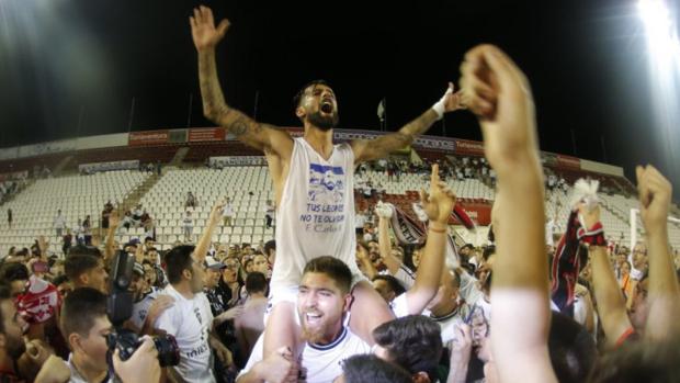 Los jugadores del Albacete celebran el ascenso