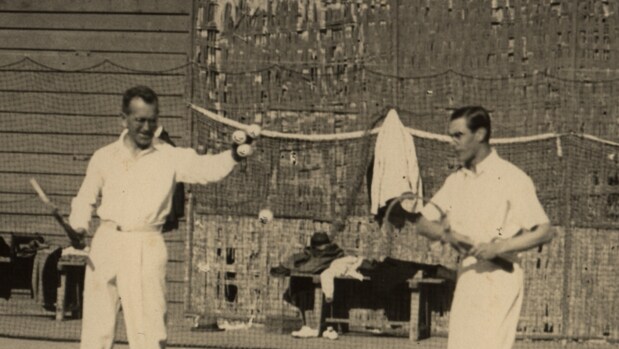 A la derecha, el que fuese rey Jorge VI en la ciudad de Las Palmas siendo duque de York, jugando al tenis