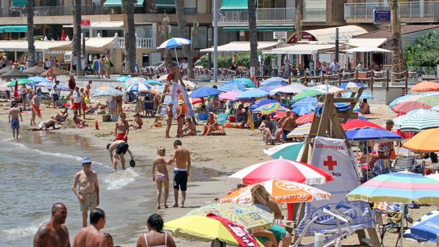 Imagen de archivo de la playa del Cura de Torrevieja