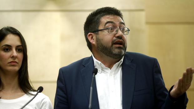 Carlos Sánchez Mato gesticula durante una rueda de prensa