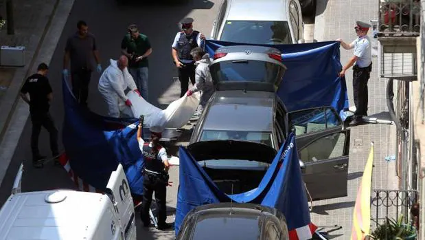 Momento en que se encontró el cadáver, el pasado viernes en un coche estacionado en Barcelona