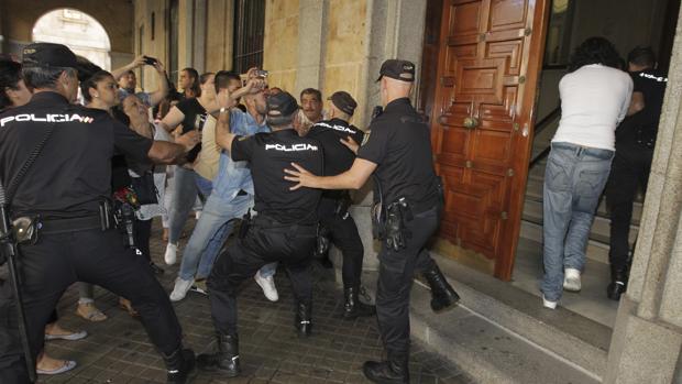 Familiares y amigos de la víctima intentan agredir al acusado de matar a su expareja en Salamanca