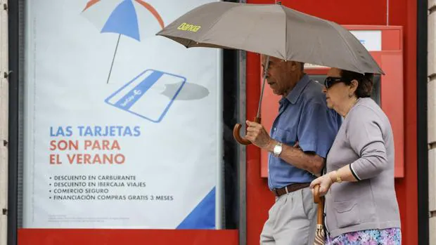 Una pareja pasea bajo un paraguas en Orense