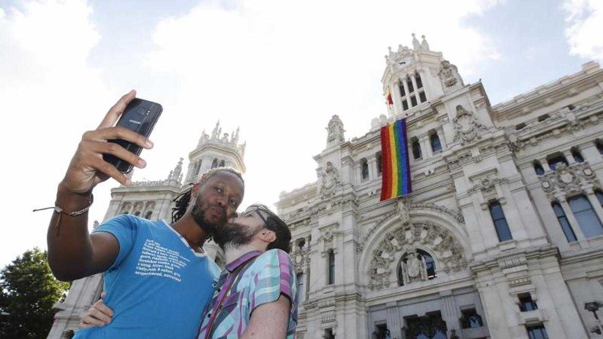 Una pareja se hace un selfie frente a la fachada del Ayuntamiento de Madrid