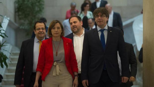 Carme Forcadell y Carles Puigdemont, en el Parlamento de Cataluña