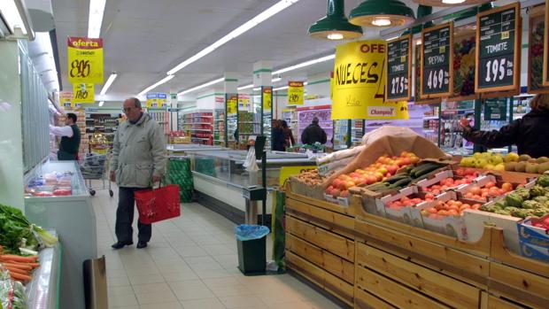 Los supermercados son un lugar habitual donde la gente compra alimentos