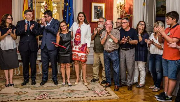Familiares de las víctimas del accidente del metro reciben el dictamen de las Cortes Valencianas, hace un año de manos del presidente de la Generalitat, Ximo Puig