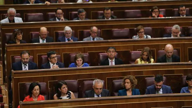 Diputados del PSOE en sus escaños