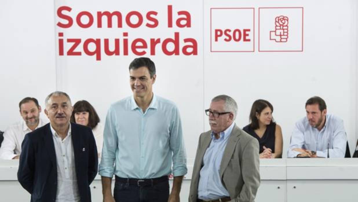 Pepe Álvarez e Ignacio Fernández Toxo junto a Pedro Sánchez
