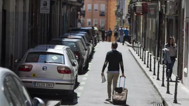 Un joven pasea por una calle de Lavapiés, epicentro de las viviendas de uso turístico de Madrid