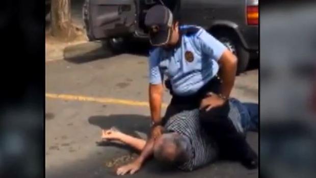 Un policía reduce a un anciano en Sant Cugat por protestar tras haber sido multado