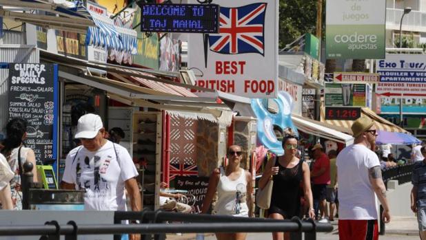 Turistas en una zona comercial frecuentada por británicos en Benidorm