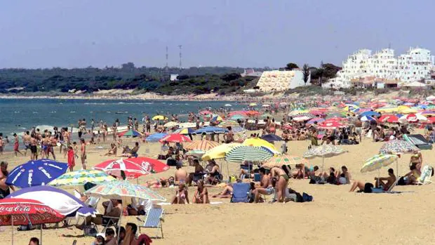 Playa española repleta de gente