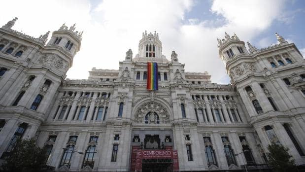 El Ayuntamiento de Madrid, en Cibeles, que ya luce la bandera del Orgullo