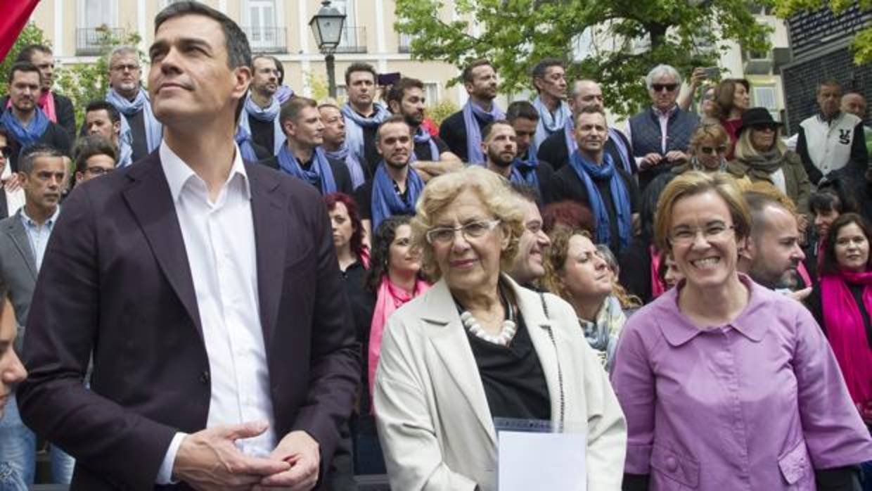 Pedro Sánchez, Manuela Carmena y Purificación Causapié, en una imagen de archivo