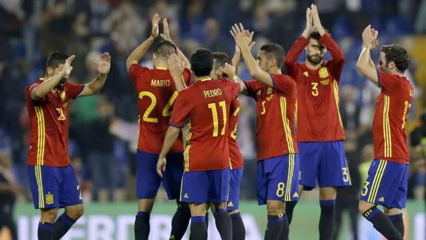 Jugadores de la selección española aplauden a los aficionados en el estadio Rico Pérez, en 2015