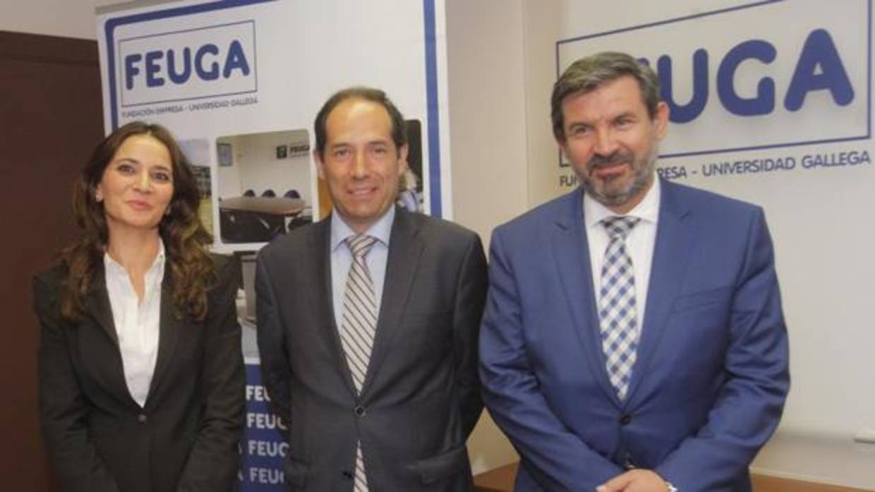 La directora de la Asesoría Jurídica de Ferroglobe, Clara Cerdán, el catedrático de Derecho Administrativo de la USC, Luís Míguez, y el Director de Recursos Humanos de Ferroglobe, José María Merino