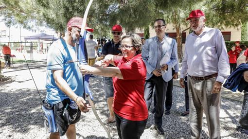 Juan Roig contempla una de las actividades realizadas este jueves