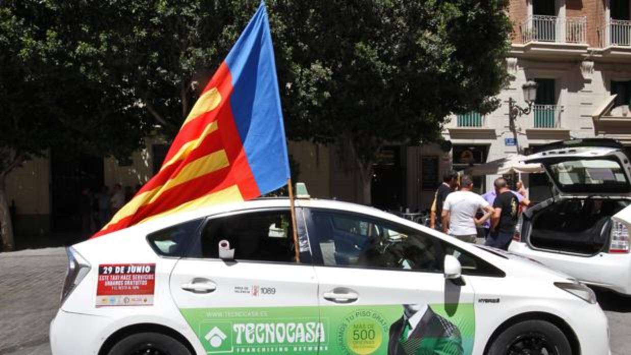 Imagen de un taxi tomada durante la protesta de este jueves en Valencia