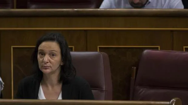 La diputada de Podemos, Carolina Bescansa, en su escaño del Congreso de los diputados