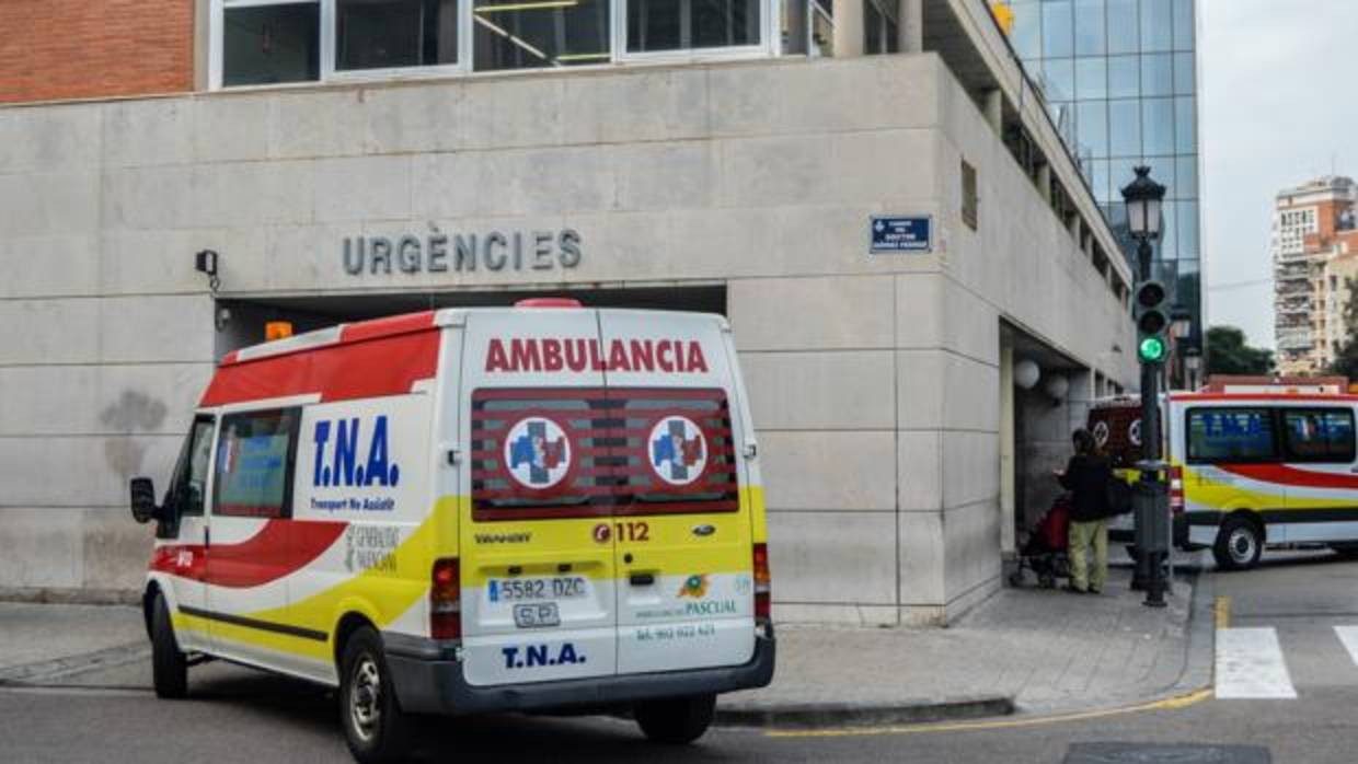 Imagen de archivo de unas ambulancias en el hospital Clínico de Valencia