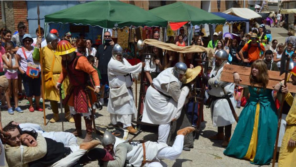 Escenificación de la captura de las brujas que tiene lugar en Trasmoz durante su singular feria anual