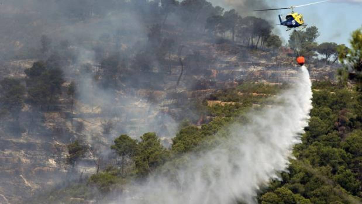 Medios aéreos en las tareas de extinción del incendio forestal de la sierra Calderona